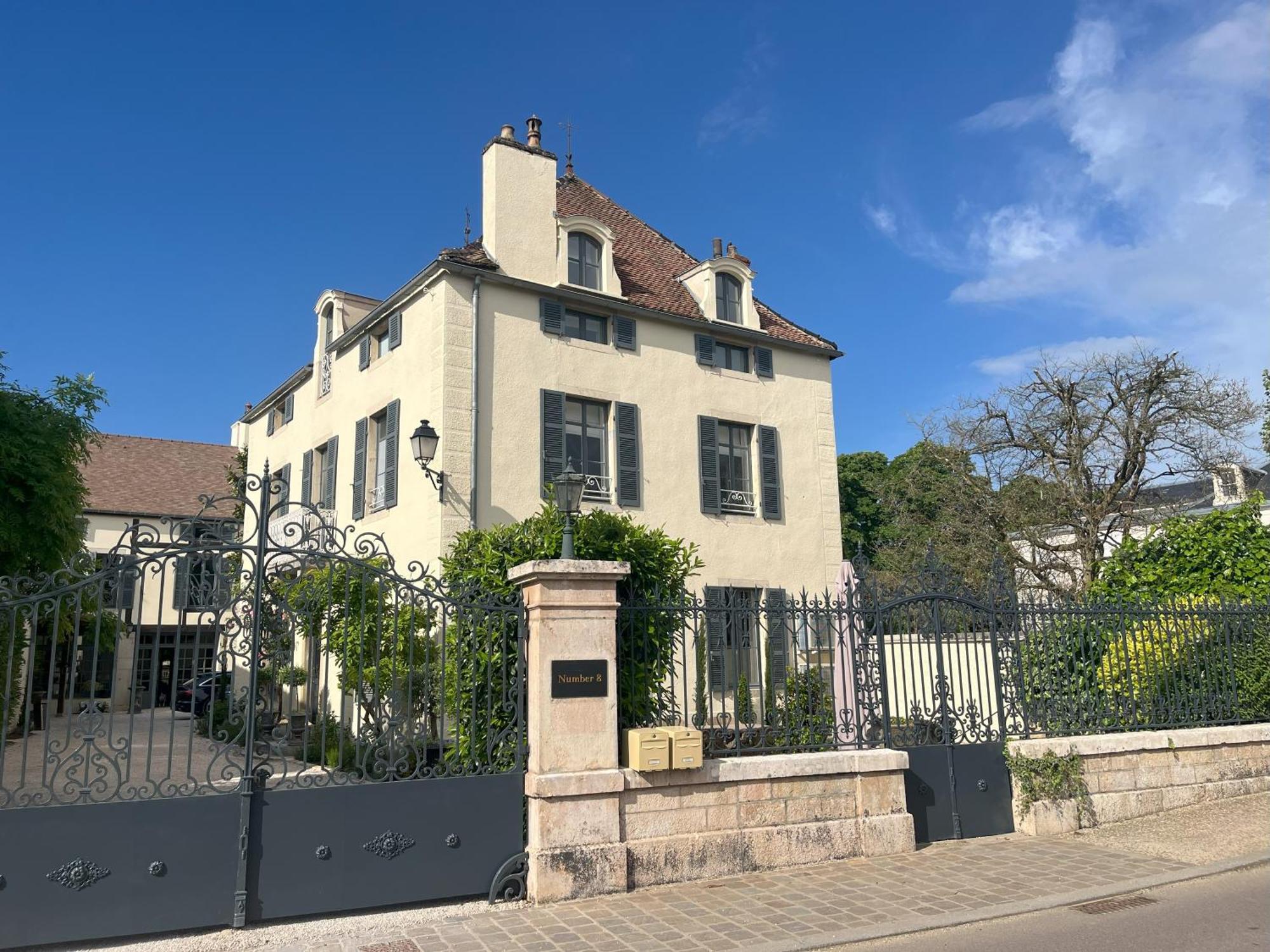 Number 8 Bed & Breakfast Meursault Bagian luar foto